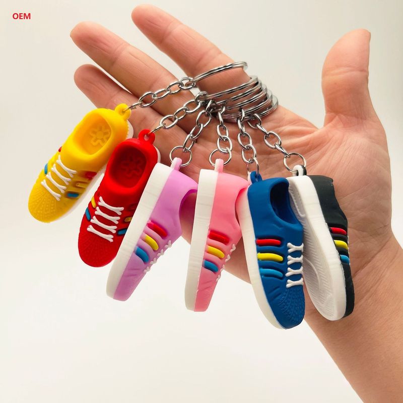 3D Mini Ayakkabı Anahtar Çapraz Karakter Anahtar Çapraz Metal Anahtar Yüzüğü Özel Plastik Şekil Anahtar Çapraz